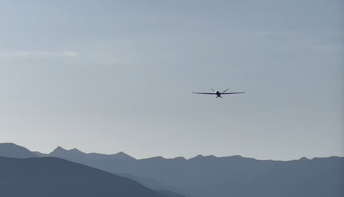飞机飞过天空AI 生成的内容可能不正确。